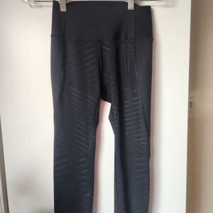 GapFit High-Rise Textured Stripe Cropped Legging S Black Yoga Clean Girl Workout